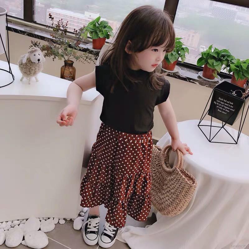 Bộ trang phục gồm áo sát nách + chân váy họa tiết chấm bi cho bé gái