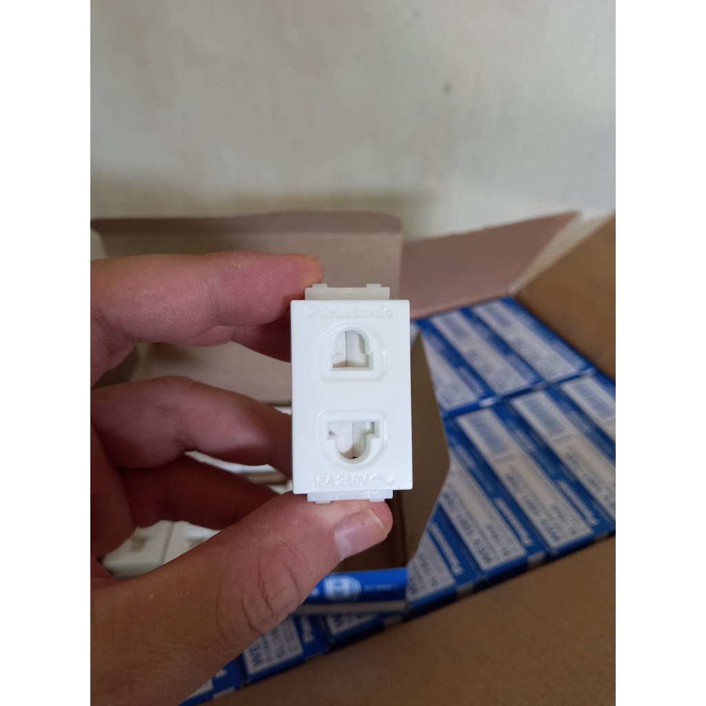 Hộp 10 HẠT Ổ CẮM ĐƠN PANASONIC CÓ MÀN CHE DÒNG WIDE