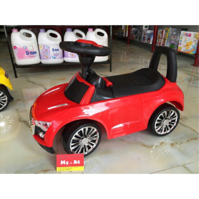 Ô tô chòi chân audi màu đỏ