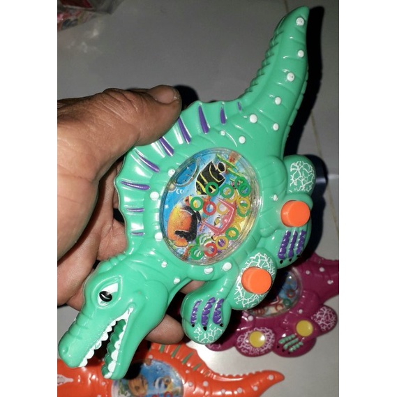 Một chiếc game bấm nước hình khủng long bằng nhựa