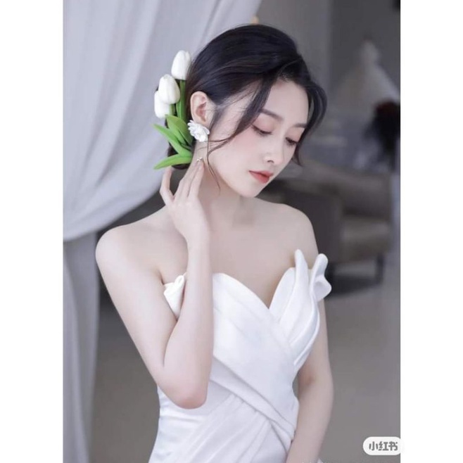 hoa cầm tay cô dâu tuylip trắng 16 bông