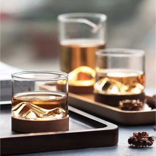Ly núi cà phê, uống rượu ngoại bằng thủy tinh với đế gỗ thiết kế hình ngọn núi sáng tạo
