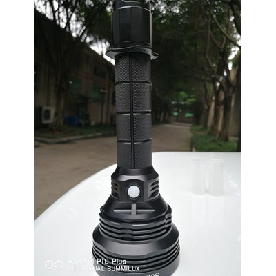 Đèn pin sofirn SP70 công suất 32w với lò xo kép mạ vàng tăng dòng dẫn quang thông 5500 luen chiếu tỏa mạnh