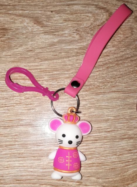 Một chiếc móc hình chú chuột bằng nhựa đặc rất đẹp