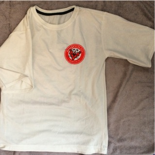 Áo thun trắng- logo chú báo hồng