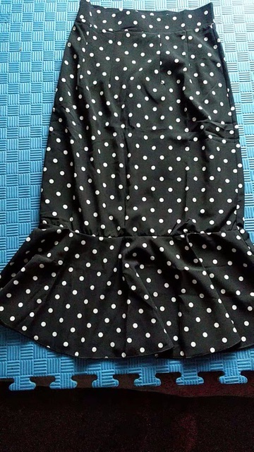 Chân váy dài đuôi cá chấm bi màu đen MV04 | BigBuy360 - bigbuy360.vn