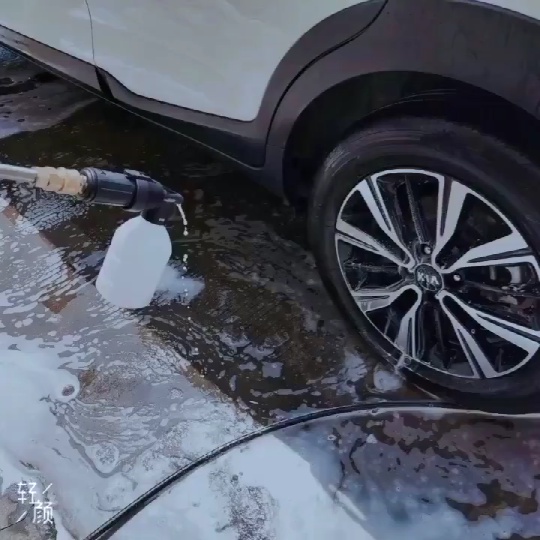 Bình xịt bọt tuyết cho máy phun rửa áp suất vệ sinh xe ô tô tiện dụng