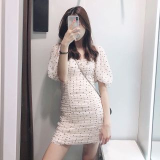 Đầm chấm bi voan lưới sang chảnh - Đàm ôm họa tiết chấm bi cổ khoét tay bồng lỡ phối chân váy sóng nước