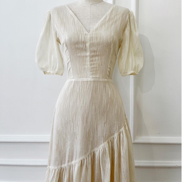 Đầm midi voan cổ V tay phồng tà xéo