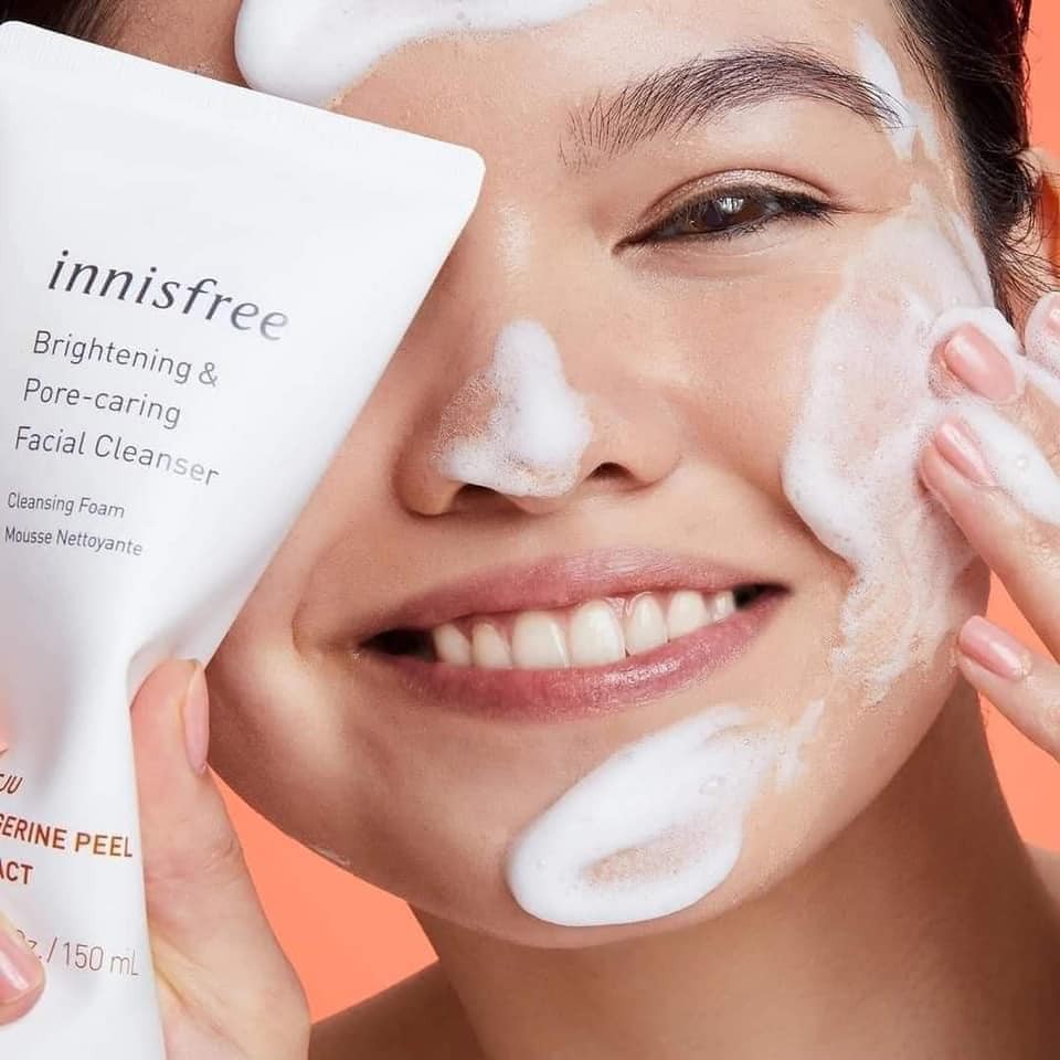 Sữa rửa mặt làm trắng da Innisfree Brightening Pore Facial Cleanser-[COCOLUX]