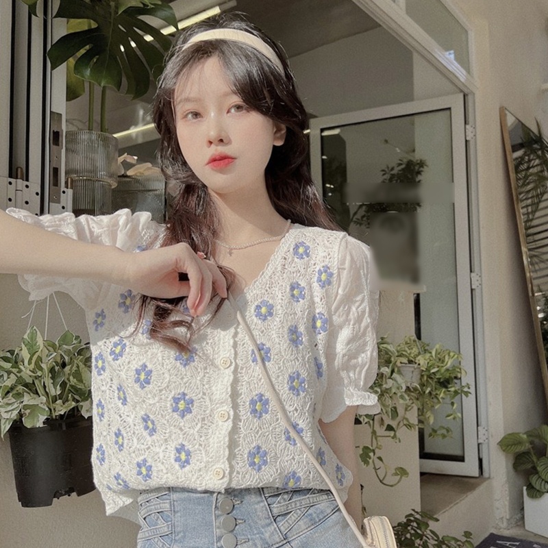 Áo Croptop Ngắn Tay Cổ Chữ V Thêu Họa Tiết Hoa Phối Nút Cài Phong Cách Pháp Ngọt Ngào Cho Nữ