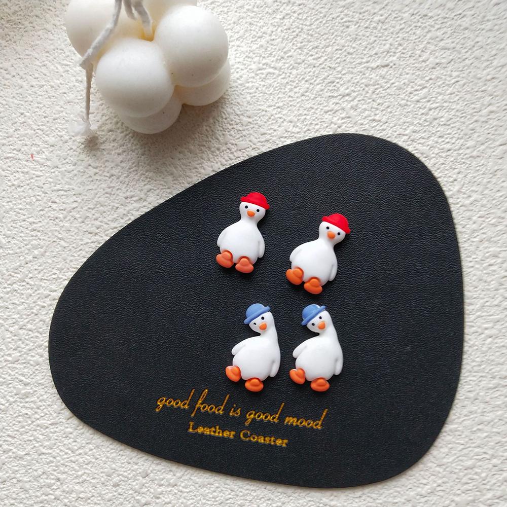 Khuyên Tai Nhựa Hình Chú Vịt Dễ Thương