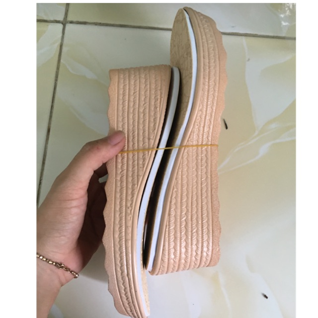 Xuồng bố kem và đen cao hơn 5cm