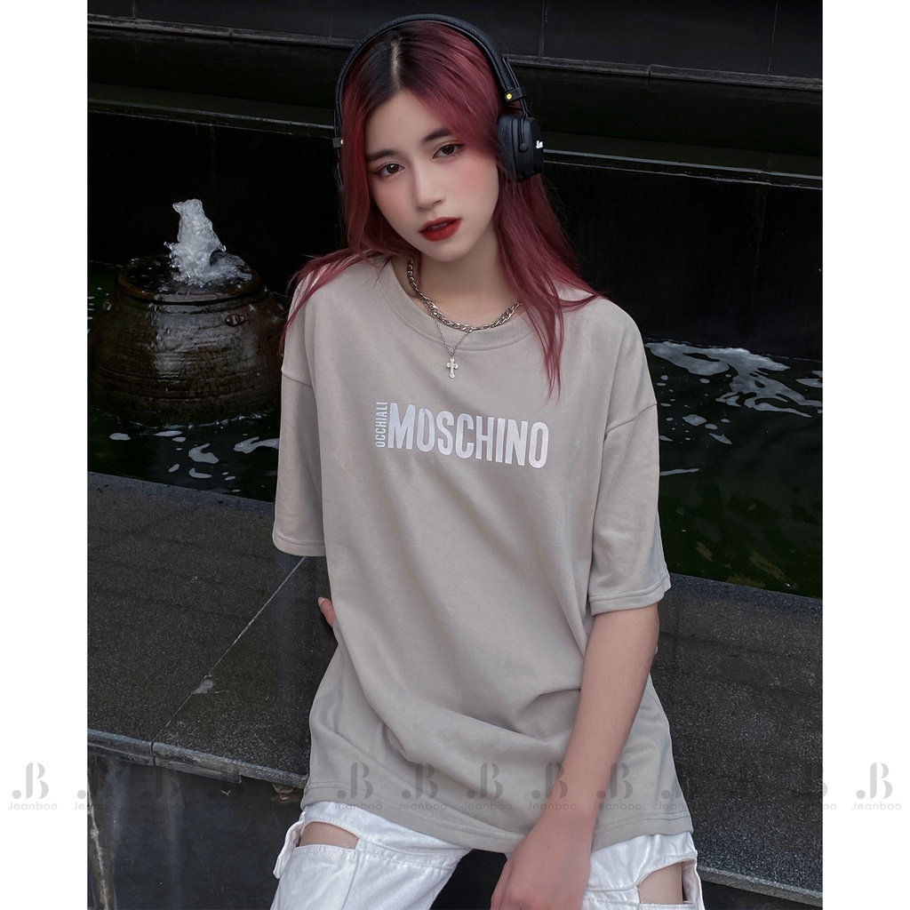 Áo phông nữ tay lỡ freesize, áo thun couple trắng đen Moschino unisex form rộng - Jeanboo