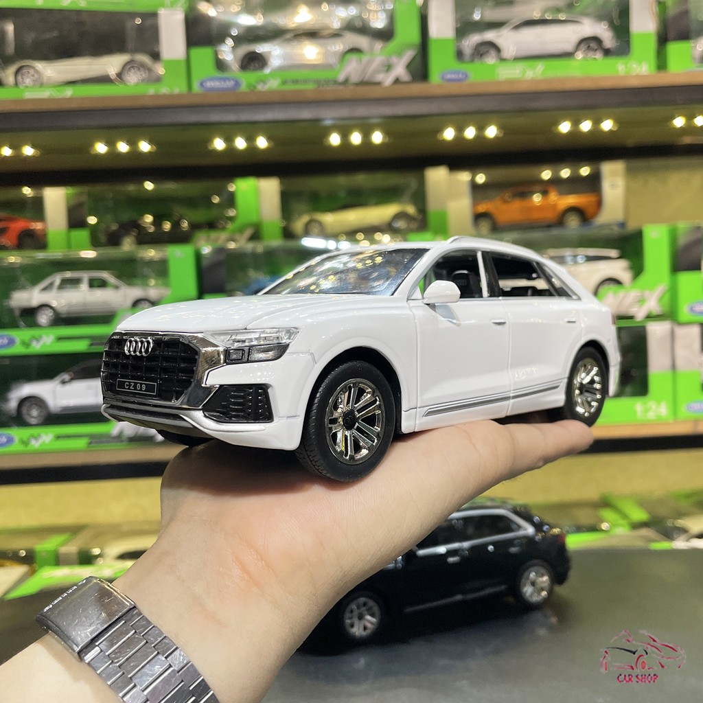 Mô hình hợp kim xe ô tô Audi Q8 tỉ lệ 1:24 màu trắng