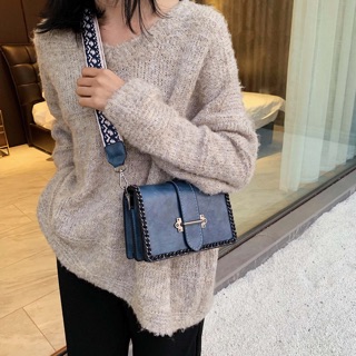 Túi đeo chéo viền xích