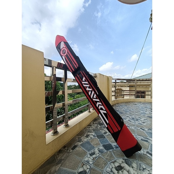 Bao đựng cần Daiwa gồm 2 ngăn chính và 2 ngăn phụ