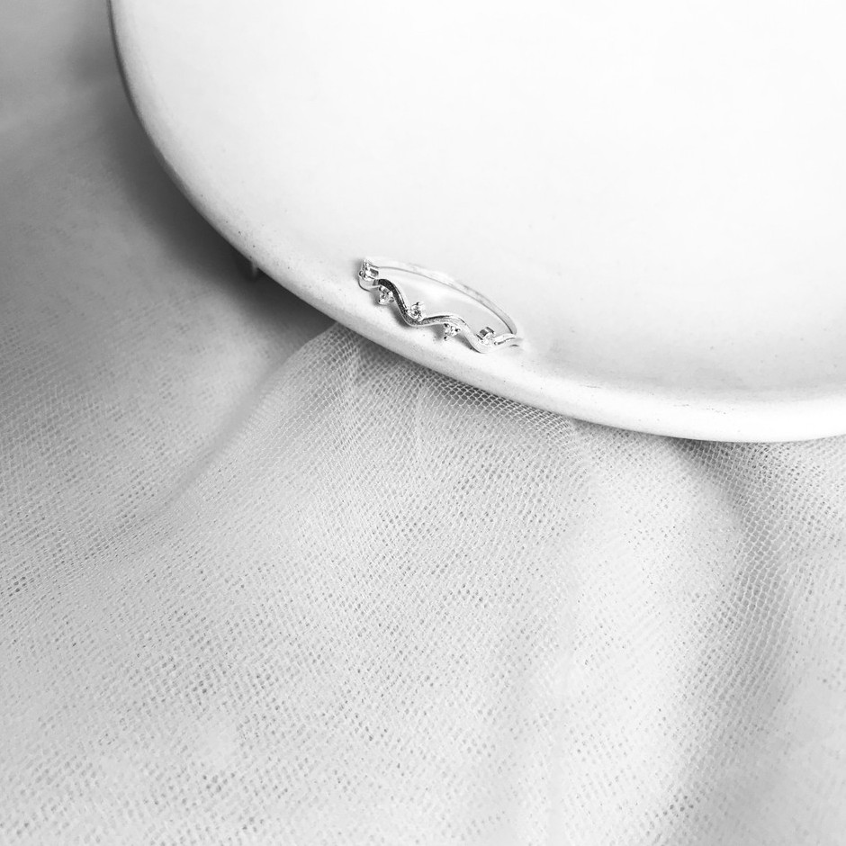 Nhẫn bạc nữ Tlee, nhẫn sóng đính đá lấp lánh - TleeSilver