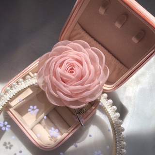 (NTND) Hoa cài áo handmade cao cấp