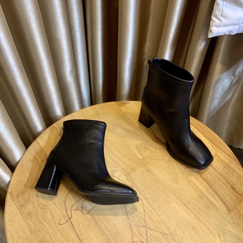 Giày boots nữ cao cổ, gót vuông cao 7cm, chất da mềm mịn, bên trong lót lông ấm áp, có khóa kéo, form tôn dáng cực đẹp