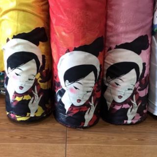 Áo dài gấm đỏ bé gái