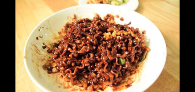 Mì Ottogi xốt tương đen Jin Jjajang Ramen