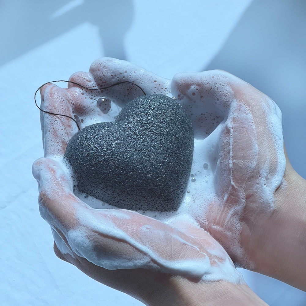 Mút rửa mặt IZEZE than hoạt tính dẻo mềm