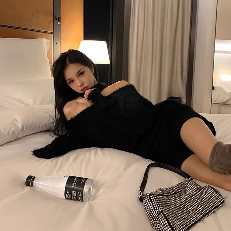 Áo len lông trễ vai đen -  trắng choker