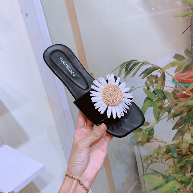 Dép đế bằng quai ngang đính hoa cúc mũi vuông