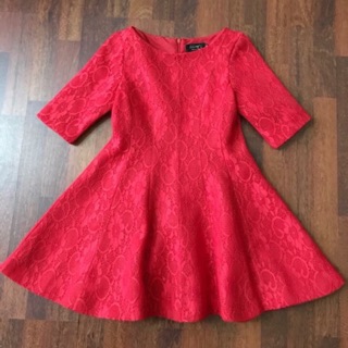 Váy ren đỏ diện tết