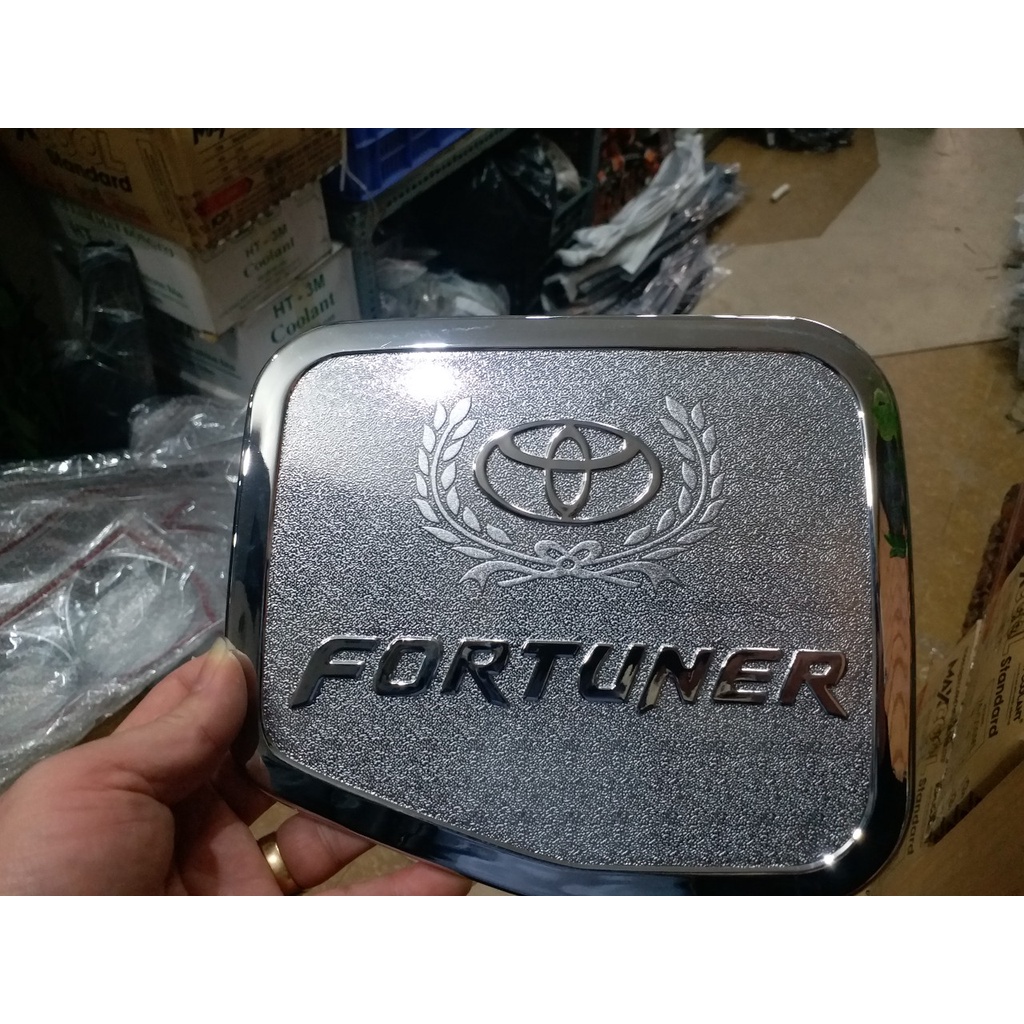 Ốp nắp bình xăng mạ crom xe Toyota Fortuner các đời 2006 đến 2015( Chỉ còn mẫu Bông Lúa)