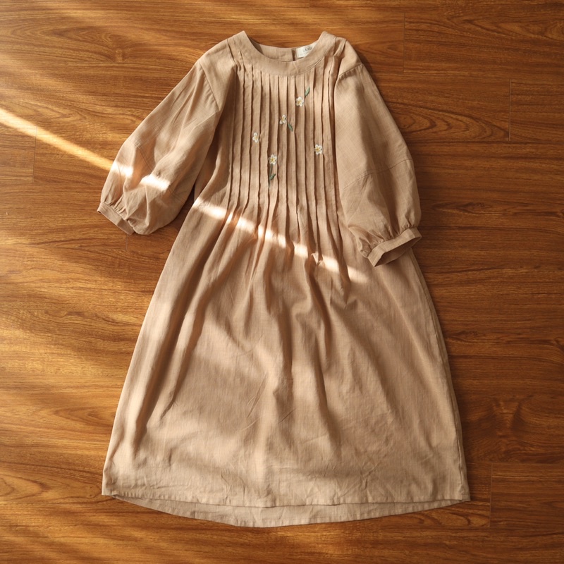Đầm nhấn li thêu hoa bé xíu Lá Xoè vải linen mỏng xước | hoa thêu tay