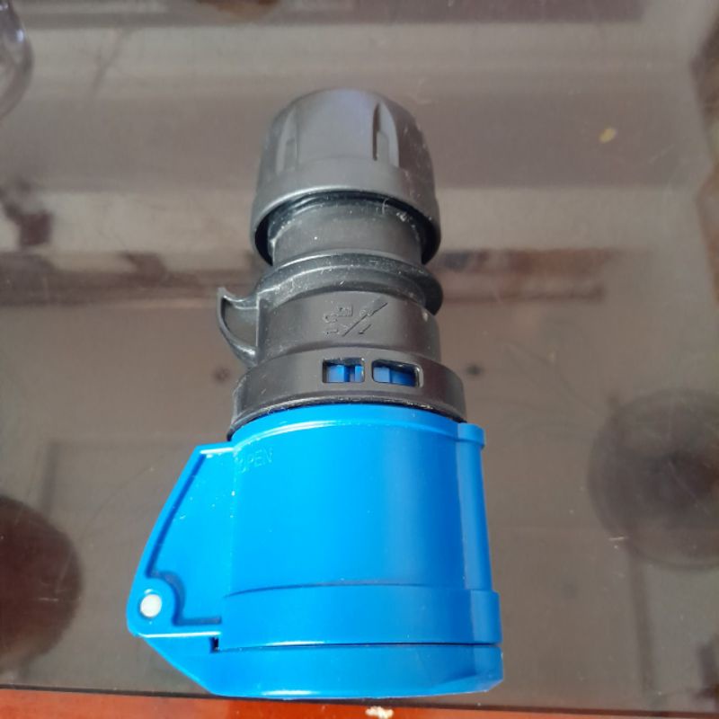 Ổ cắm công nghiệp - Ổ cắm 3 chấu công nghiệp Panasonic di động kín nước