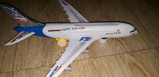 Mô hình máy bay Airbus A330 có nhạc và đèn Led bằng nhựa tặng kèm pin dài 38cm