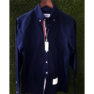 Áo sơ mi thom browne màu xanh navy, viền ngay khuy áo, vải oxford