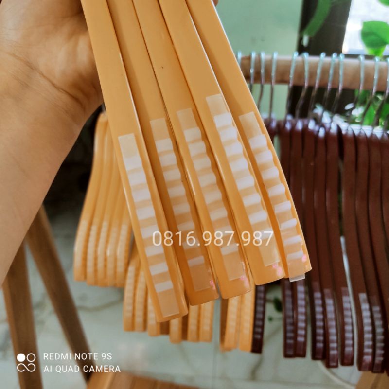 Móc treo quần áo nhựa trẻ em có đệm nhựa chống tuột - màu vàng, màu nâu kích thước 34cm, mắc bền đẹp phù hợp cho shop