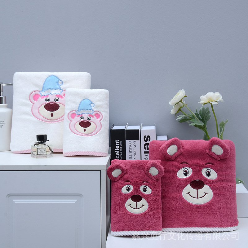 Bộ 2 Khăn Tắm Lotso Vải Lông Cừu San Hô Dày Dặn Họa Tiết Gấu Hồng/Dâu Tây Dễ Thương Dùng Làm Quà Tặng