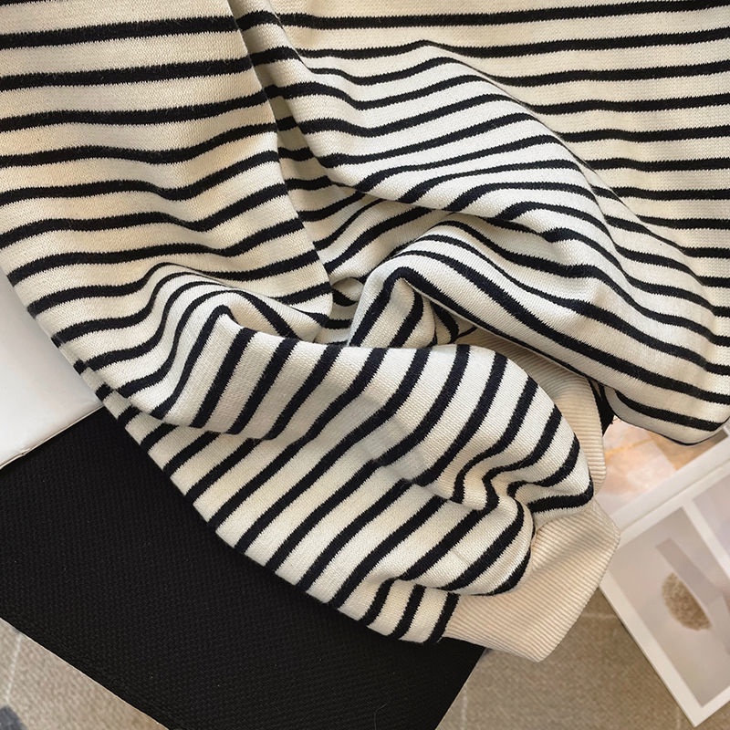 Bộ áo sweater cổ tròn kẻ sọc và quần dài thêu họa tiết thời trang mùa thu dành cho nữ