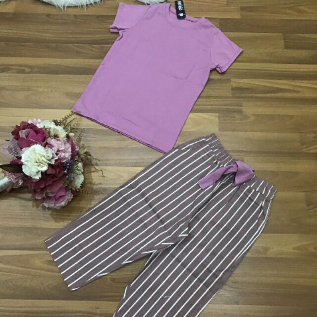 Set bộ lửng caro cao cấp . Chất liệu áo từ vải thun borip mềm mịn , quần kaki mềm thun co giãn nhẹ. Freesize từ 40-58kg.
