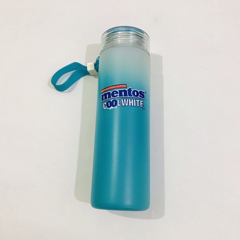 Bình nước thủy tinh nắp nhựa 350ml có dây xách mentos