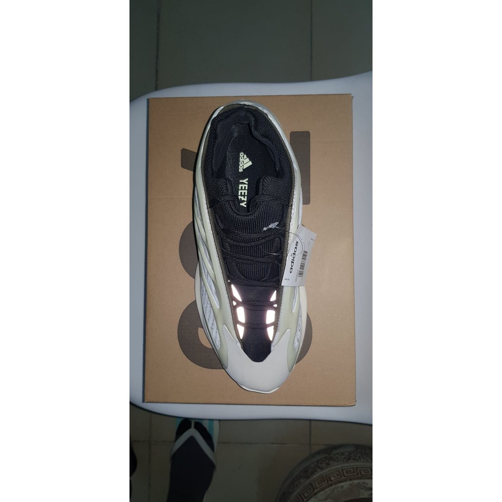 GIÀY A Y🇪🇪zy700 V3 AZAEL