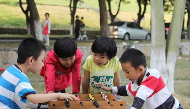 Bộ đồ chơi bàn bi lắc đá bóng bằng gỗ cho bé