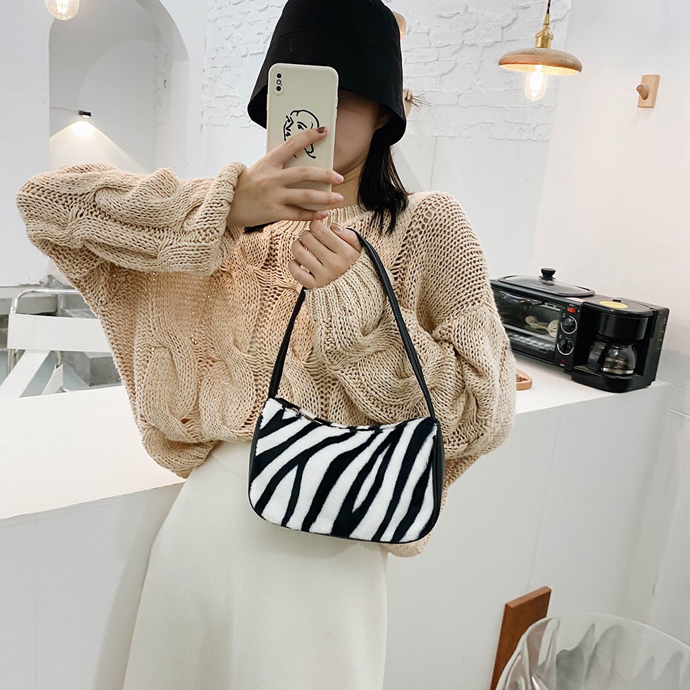 Túi xách phối lông mềm mại họa tiết hợp thời trang cho nữ | BigBuy360 - bigbuy360.vn