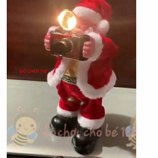 Một ông già Noel dễ thương chụp ảnh kèm nhạc việt giáng sinh
