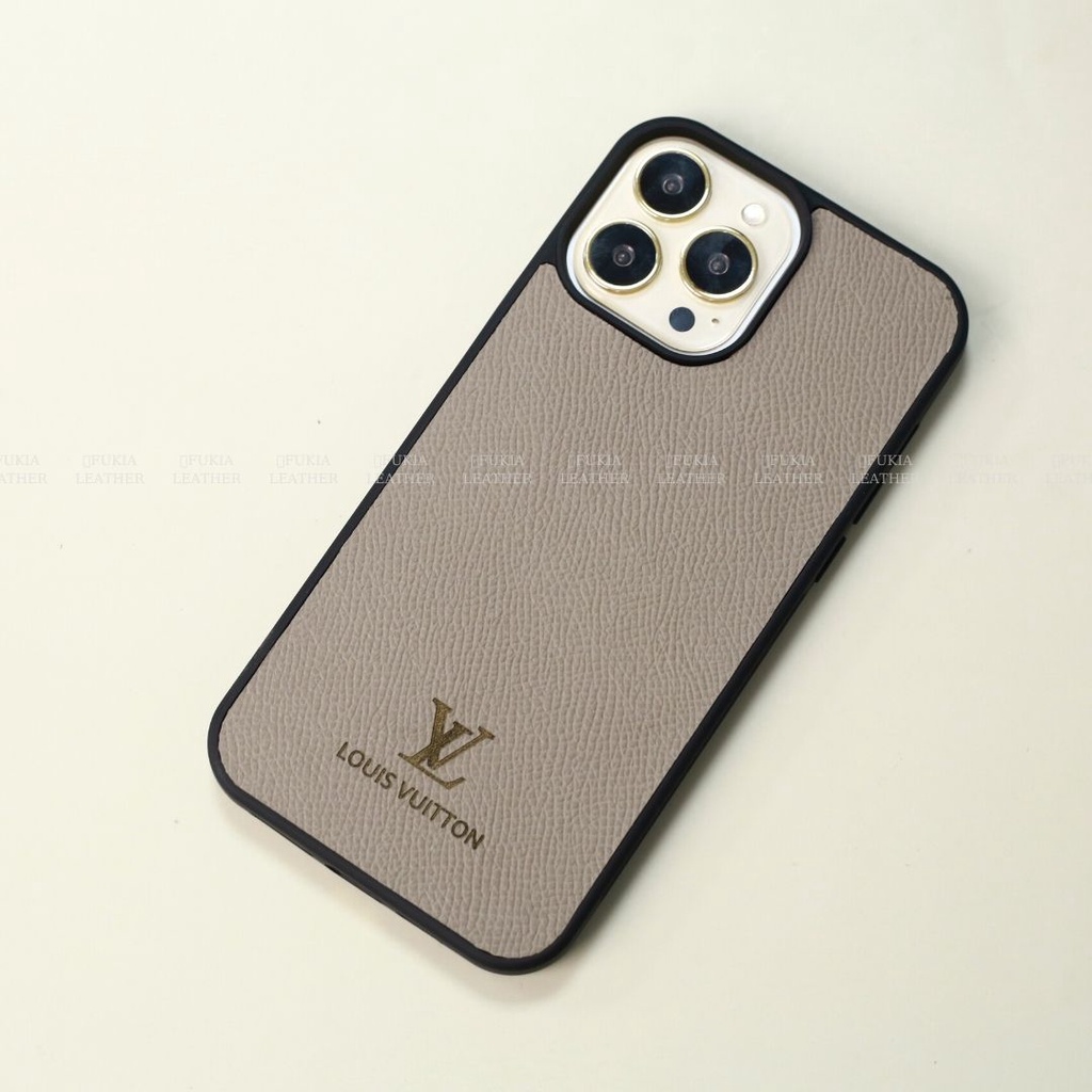 Ốp da thủ công viền đen khắc logo IV Epsom cho IPhone 14/14Plus/14Pro/14Promax/13/13Pro/13Promax/12Pro/12Promax ODTC121