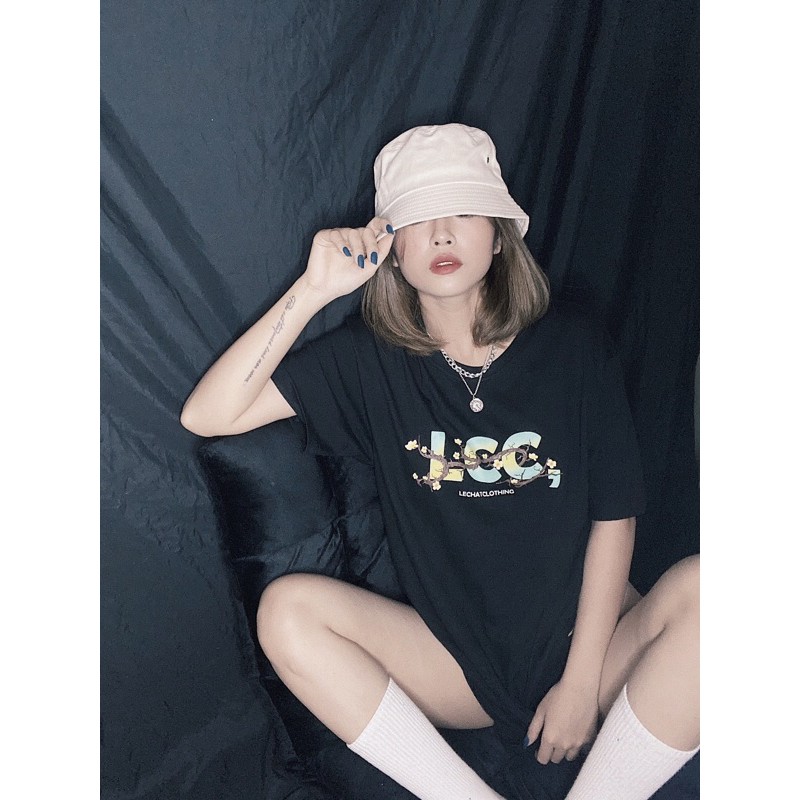 ÁO THUN CHỮ LECHAT HOA MAI MÀU ĐEN