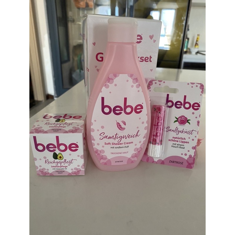 Set sữa tắm, kem dưỡng da và dưỡng môi Bebe