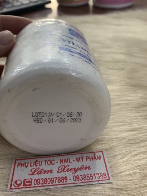 Kem massage❌GIÁ RẺ❌ Vitamin E hủ trắng 225g, cung cấp dưỡng chất giúp dưỡng ẩm da, có độ trơn nên dễ dàng massage