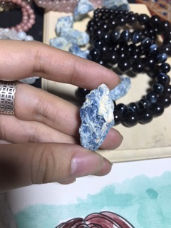 Đá thanh tẩy xanh biển thô đẹp
