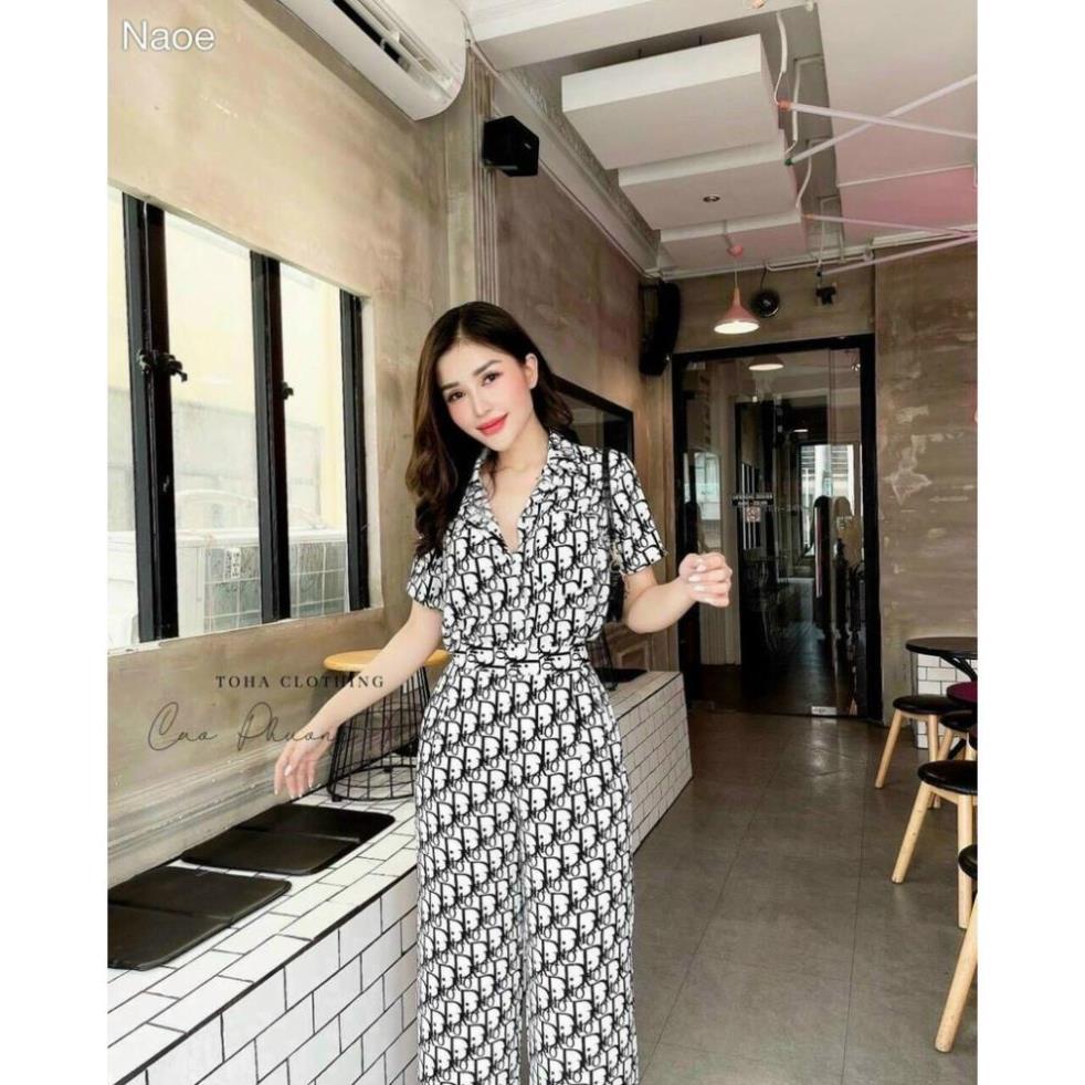 TTO-Jumpsuit lụa kts nữ cổ vest tay ngắn cột nơ eo in họa tiết chữ lạ mắt cá tính thời trănh TASA
